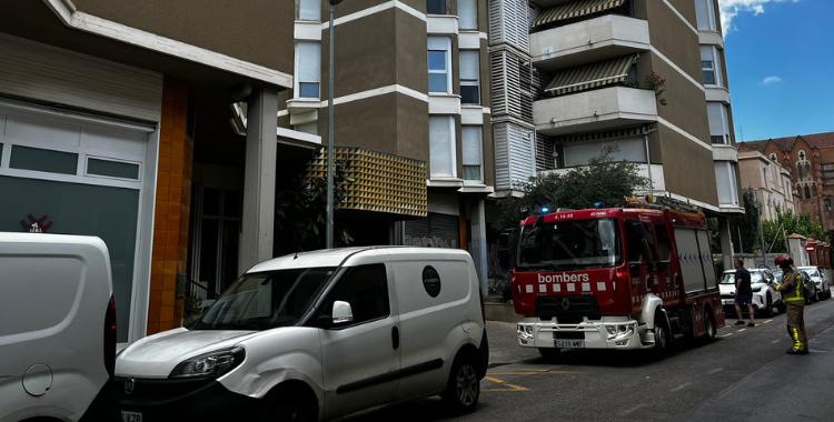 Una unitat de Bombers al carrer Escola Pia | Mireia Sans