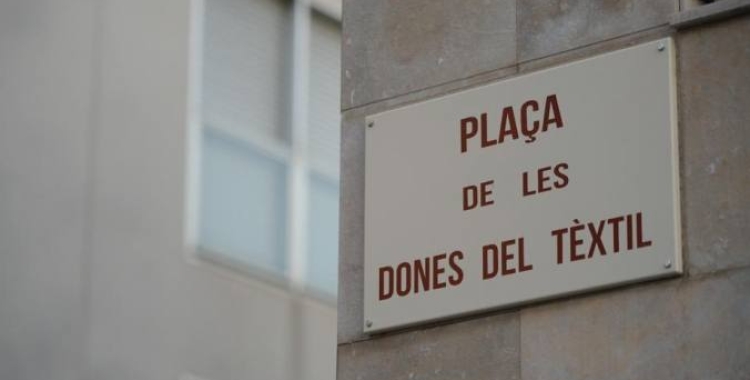 Placa de la plaça de les dones del tèxtil de Sabadell