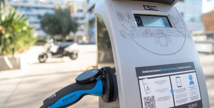 Un carregador de vehicle elèctric | Arxiu