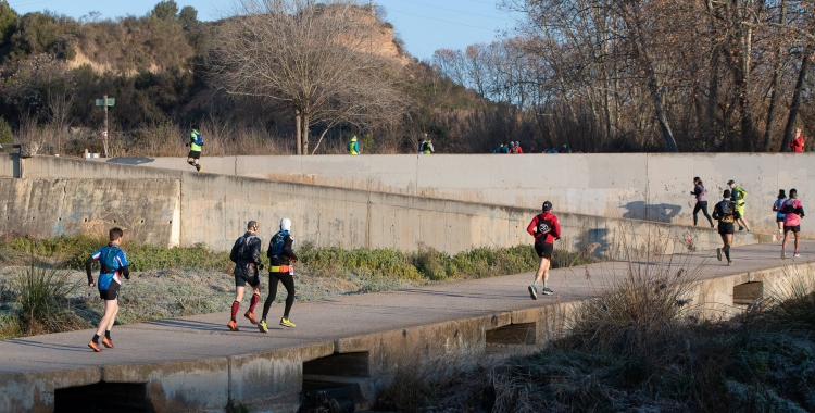 Corredors a Sabadell, pel Ripoll, durant la cursa La Llanera