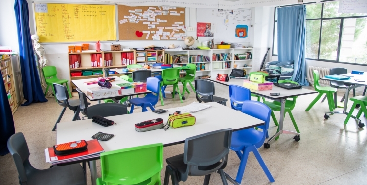 Una aula buida de l'escola Samuntada | Roger Benet