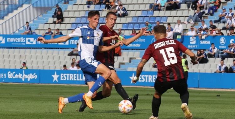 Sergi Altimira i Pedro Capó lluiten per la pilota en una acció de l'últim Sabadell-Eldense | CES