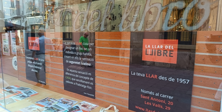 L'aparador de La Llar del Llibre del carrer Sant Antoni | RàdioSabadell