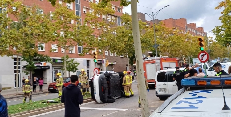 Un cotxe bolcat a l'avinguda Matadepera (Ca n'Oriac)
