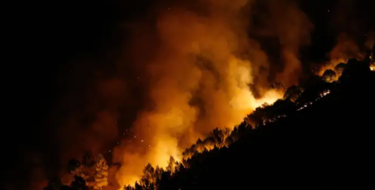 Flames del foc de Quiroga (Lugo) | Carlos Castro (Europa Press)