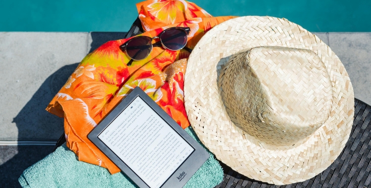 Un llibre electrònic en una piscina | Perfecto Capucine (Pexels)