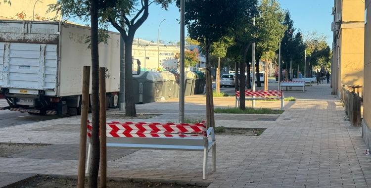 Imatge dels bancs que han patits les destrosses | Cedida