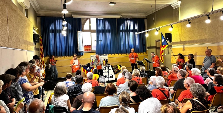 La sala de l'Acadèmia Catòlica ha quedat petita per rebre Lluís Llach | Mireia Sans