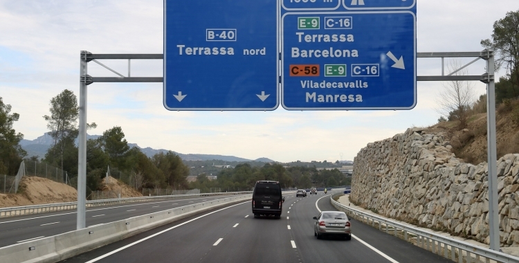 Cartells de sortida a Terrassa i d'enllaç amb la C-58, l'E-9 i la C-16 des de la B-40 a Terrassa | Albert Segura (ACN)