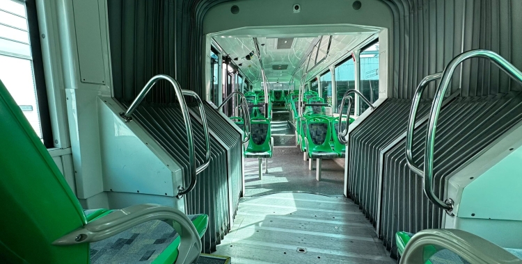 Interior de l'autobús articulat