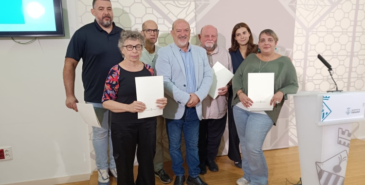 El regidor Manuel Robles amb els representants de les noves entitats | RàdioSabadell