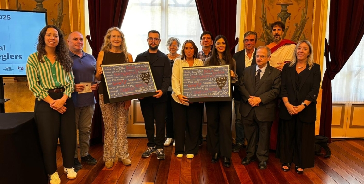Les guardonades amb representants polítics i els membres del jurat del memorial