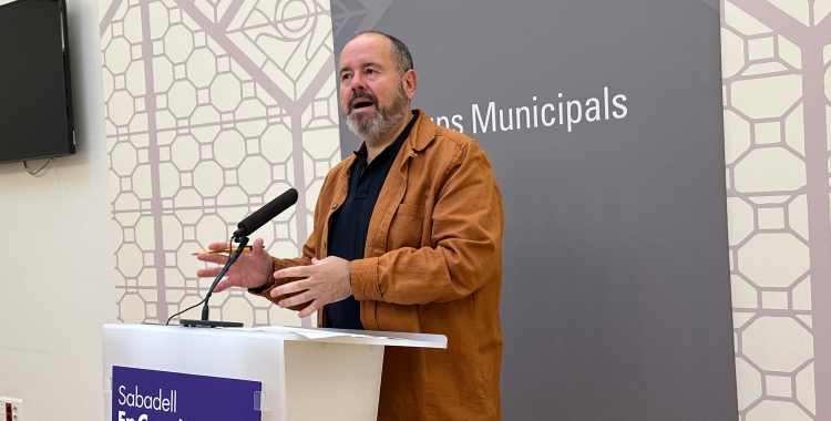 Joan Mena, portaveu del grup municipal, durant la roda de premsa