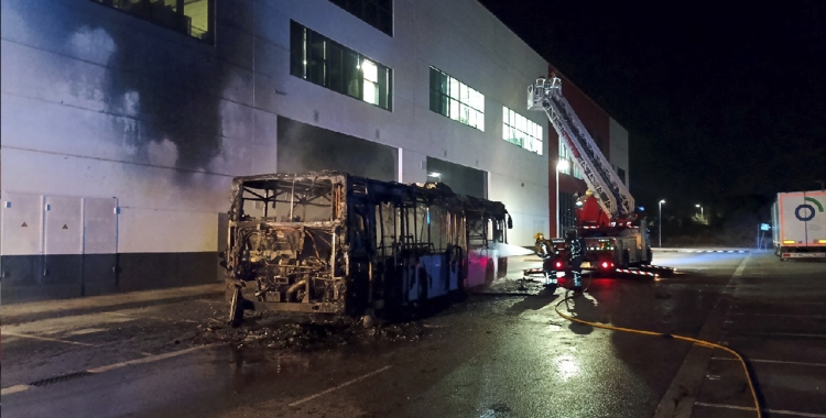 Autobús calcinat aquesta nit | Cedida