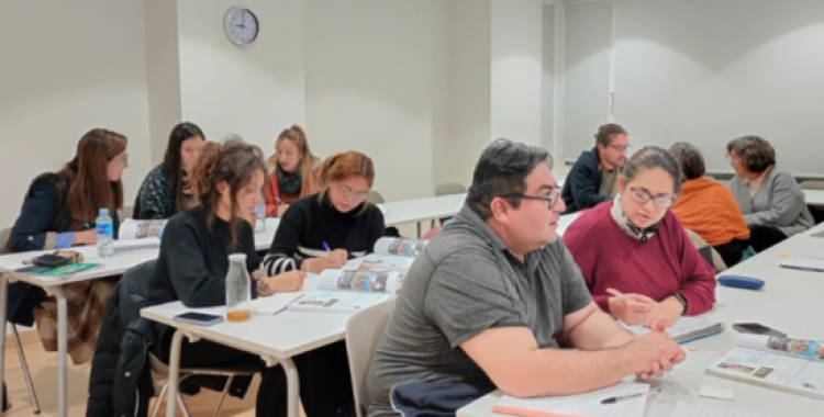 Un grup de persones en un curs de català | Cedida