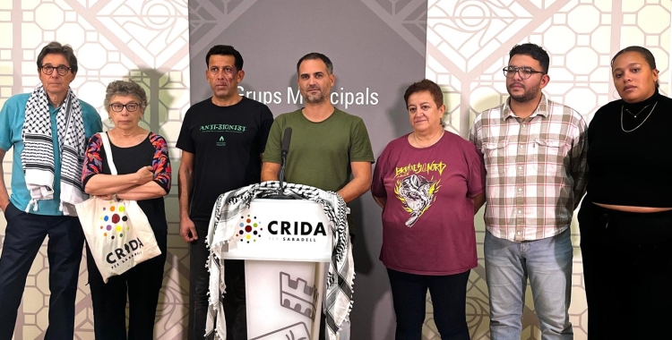 Representants de la Crida i Mazeed Khalilia a la roda de premsa | Mireia Sans