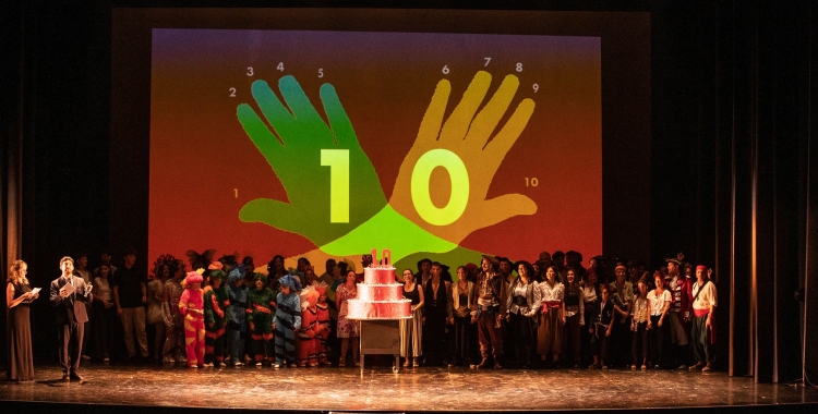 Moment final de la gala amb tots els actors dalt de l'escenari