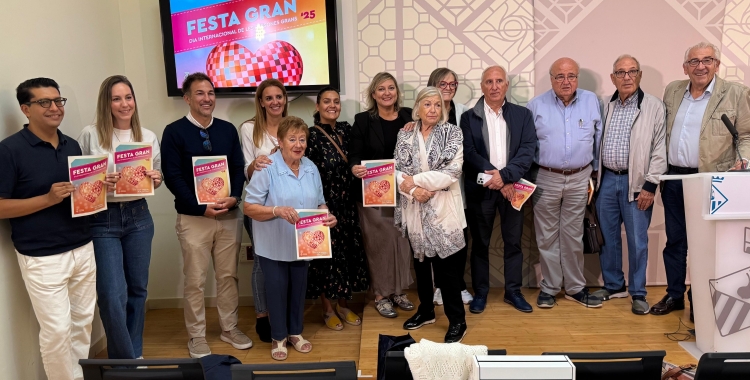 La regidora Laura Reyes amb les entitats de gent gran en la presentació del programa | Ajuntament de Sabadell