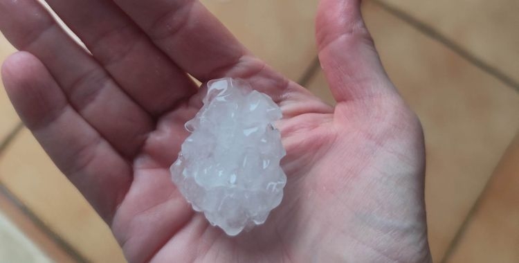 Algunes de les pedres que han caigut aquesta tarda a Sabadell | Cedida