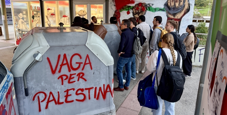 Contenidors bloquejant l'accés a la UAB | Gemma Sánchez Bonel (ACN)