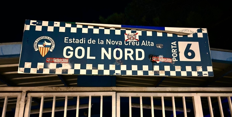 Enganxines de caire feixista aparegudes als voltants de la Nova Creu Alta