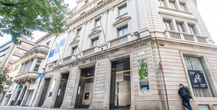 L'edifici del Banc Sabadell a la plaça Sant Roc