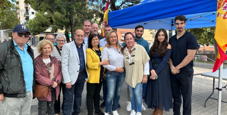 La portaveu, Cuca Santos, i membres del PP a la plaça del Pi | Mireia Sans