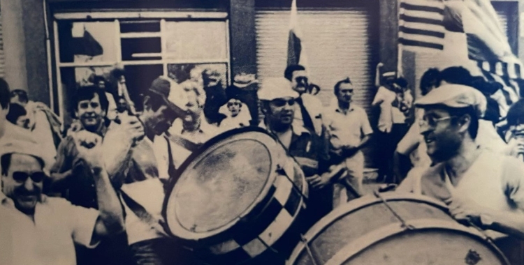 Membres de la penya en una imatge d'època davant l'antiga seu a la plaça d'Olímpia | Penya Sabadell