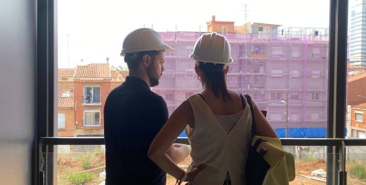 Eloi Cortés i Marta Farrés durant una visita a la promoció d'habitatge públic de Francesc Layret