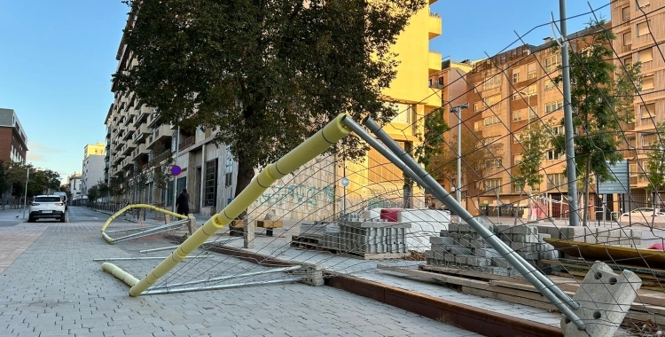 Una tanca d'obres caiguda a Sabadell durant el temporal Cián | Pau Vituri
