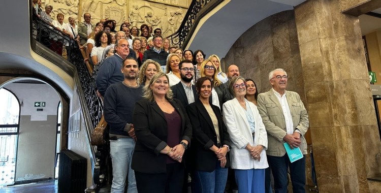 Membres del consell de la Gent Gran amb l'alcaldessa i regidors i regidores de l'Ajuntament de Sabadell