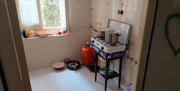 La cuina d'una de les families ocupants de l'Antiga Caserna