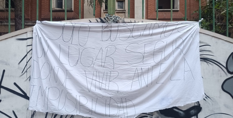 Pancarta a les portes de la Caserna | Pere Gallifa