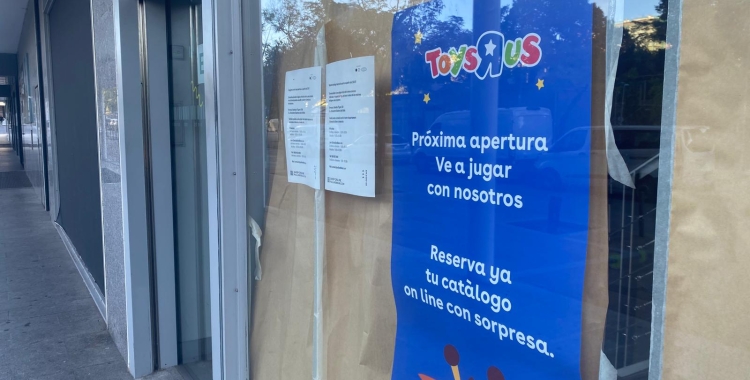 Cartell del nou Toys R Us al Paddock | Helena Molist