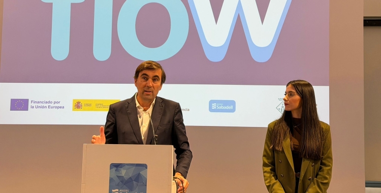 Enric Blasco, president d'Aigües de Sabadell, i Sílvia Garcia, regidora de Transició Ecològica, durant la roda de premsa | Mireia Sans