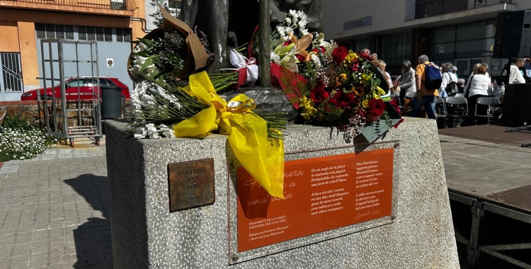 Ofrena floral al monument dels Avis i les Àvies a La Creu Alta