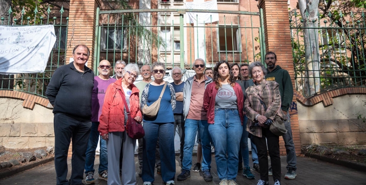 Membres de les entitats que han firmat el manifest, aquest matí davant l'antiga Caserna
