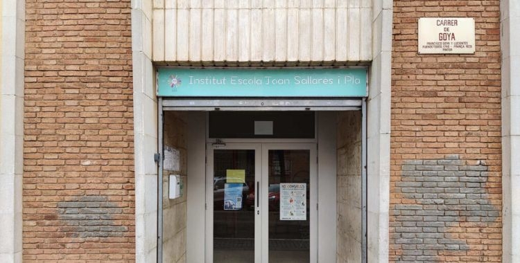 Entrada de l'institut-escola Joan Sallarès i Pla | Cedida