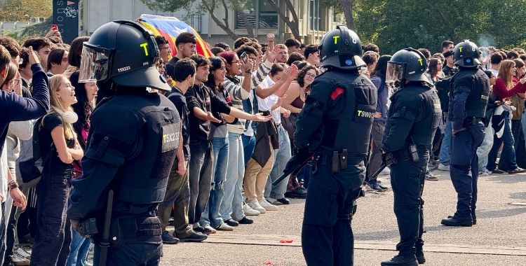 Antiavalots dels Mossos separant els dos grups | Jordi Pujolar (ACN)