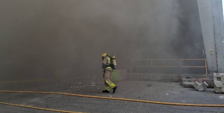 Un bomber treballant en l'incendi de Can Roqueta | Bombers