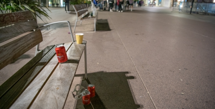Llaunes en un banc del Passeig | Roger Benet