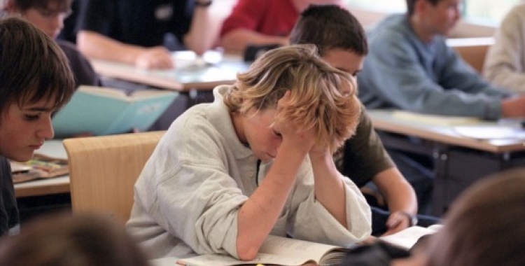 Un adolescent en una aula | Arxiu