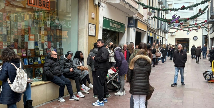 Llarga cua al carrer Sant Antoni aquest matí | Pau Vituri