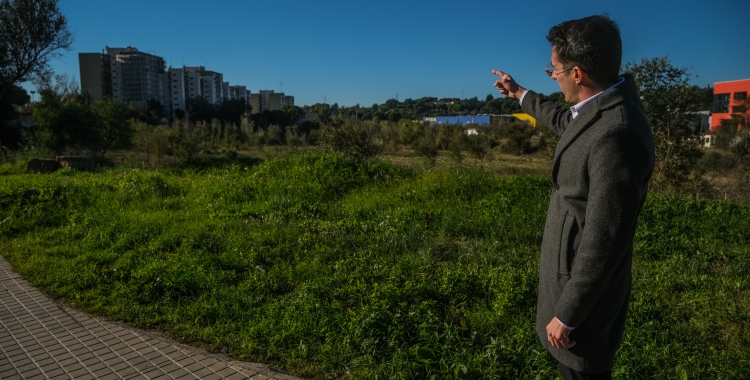 L'alcalde de Badia indicant la zona on s'actuarà | Cedida