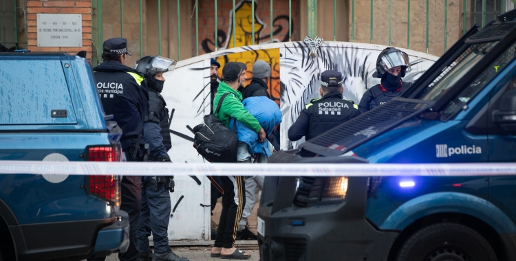 Els Mossos d'Esquadra s'han desplegat aquest matí a l'antiga caserna per consumar el desallotjament que la justícia va dictar la setmana passada | Roger Benet