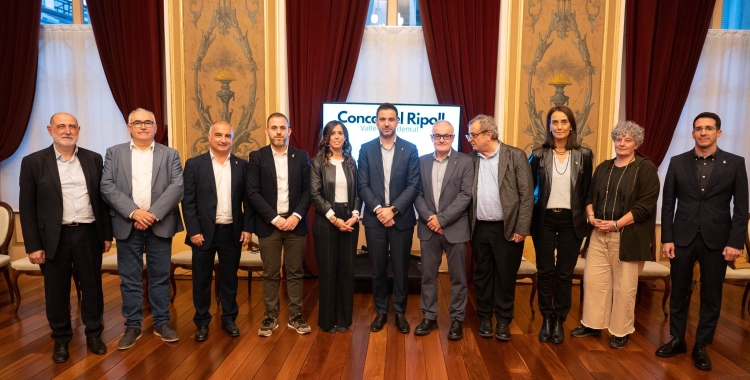 Els alcaldes i alcaldesses de la comarca avui firmant l'acord