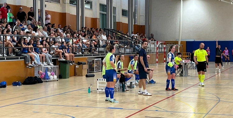 Les banquetes de Sabadell i Ripollet en un moment del partit | Adrián Arroyo