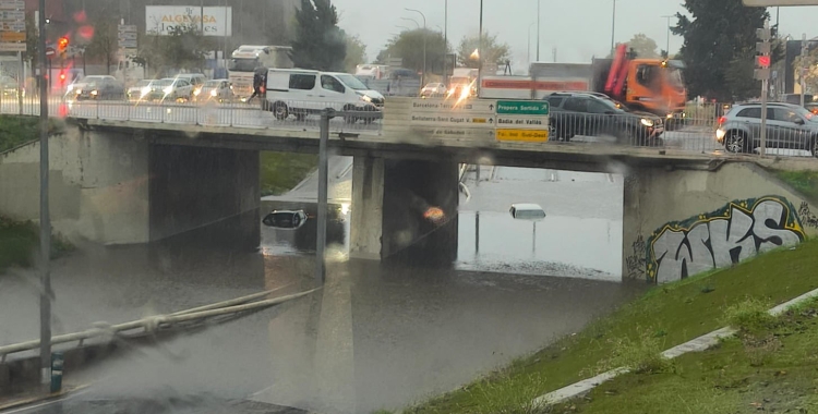 Dos vehicles enfonsats a l'aigua, sota el pont 1 de la Gran Via | X (@fxrrxti)