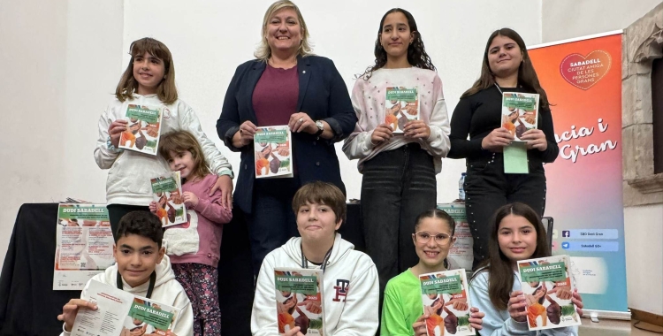 Laura Reyes i joves membres del Consell d'Infants i Adolescents de Sabadell 