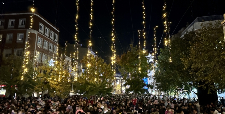 Els llums encesos al passeig de la Plaça Major